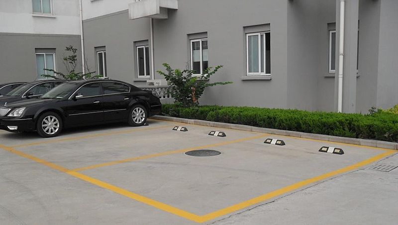 penggunaan manhole cover di parkiran kantor