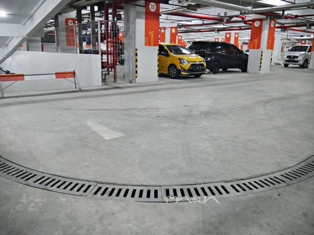 Grating lengkung di area parkir basement Galaxy Mall Surabaya