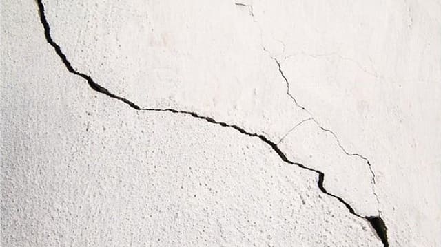 Ilustrasi Fondasi Rumah Lemah Retakan Dinding